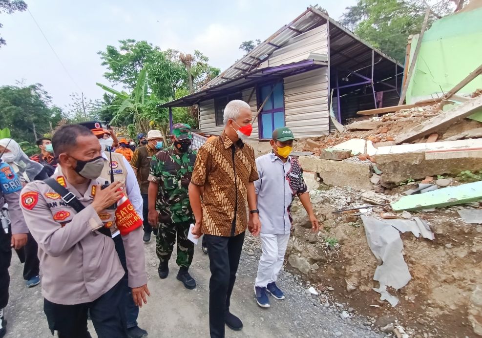 Ganjar Pranowo meninjau lokasi terparah bencana tanah bergerak di Desa Dermasuci, Kabupaten Tegal