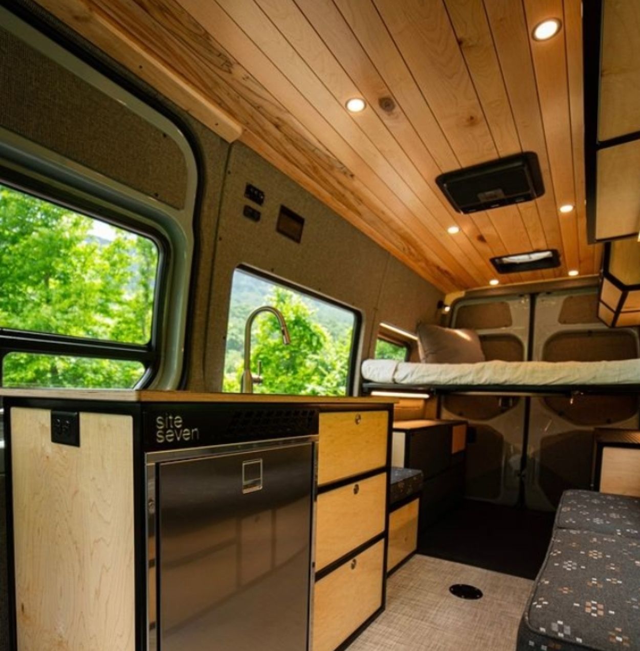 Foto desain interior mobil campervan, klasik, modern, dan nyaman