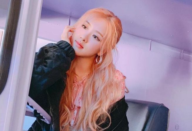 Tiba Tiba Rose Blackpink Mengubah Rambut Peraknya Jadi Pink Member Ini Penyebabnya Jurnal Gaya 4246