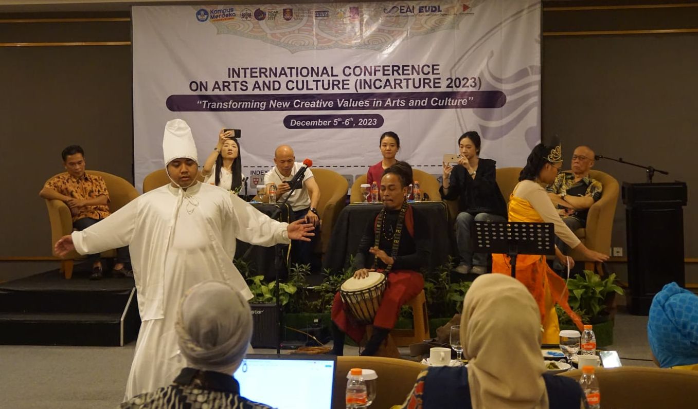 Salah satu pertunjukan seni yang ditampilkan dalam International Conference on Arts and Culture (INCARTURE) 2023 Selasa, 5 Desember 2023 di Hotel Grand Preanger, Kota Bandung.