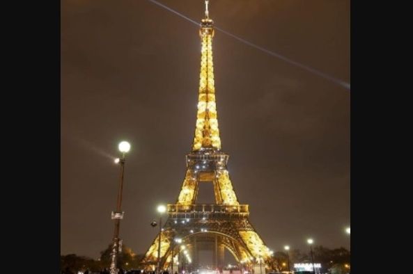 Menara Eifel di Paris saat malam hari; Menara Eiffel Diberi Cat Kosmetik Senilai 60 Juta Euro Jelang Olimpiade di Paris Pada 2024