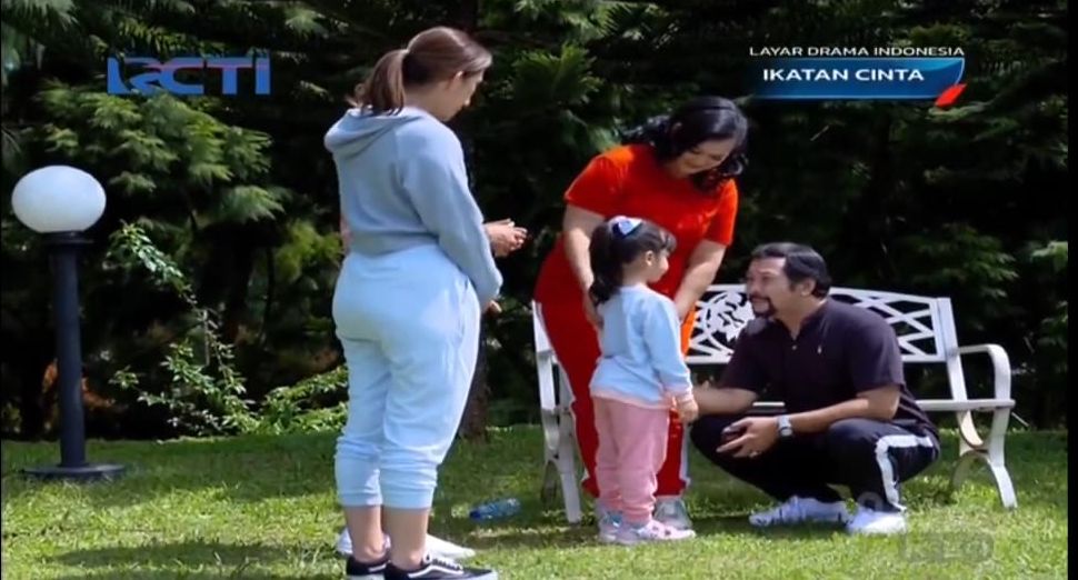 Papa Chandra merasakan ikatan batin saat bertemu dengan Reyna di taman. Sinetron Ikatan Cinta RCTI Rabu 17 Maret 2021