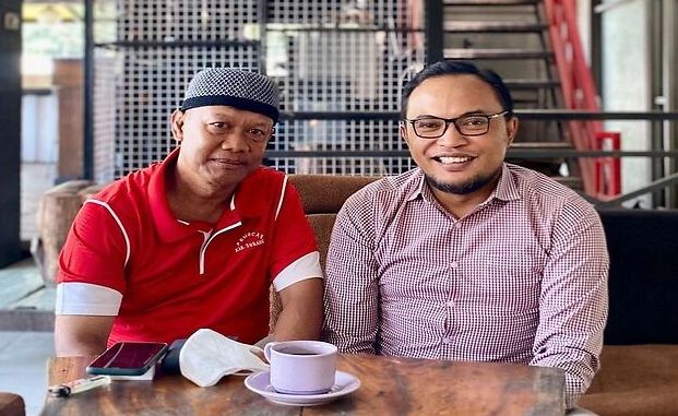   Rohman Hidayat (kanan) bersama kliennya, Yosep, pada suatu kesempatan. 
