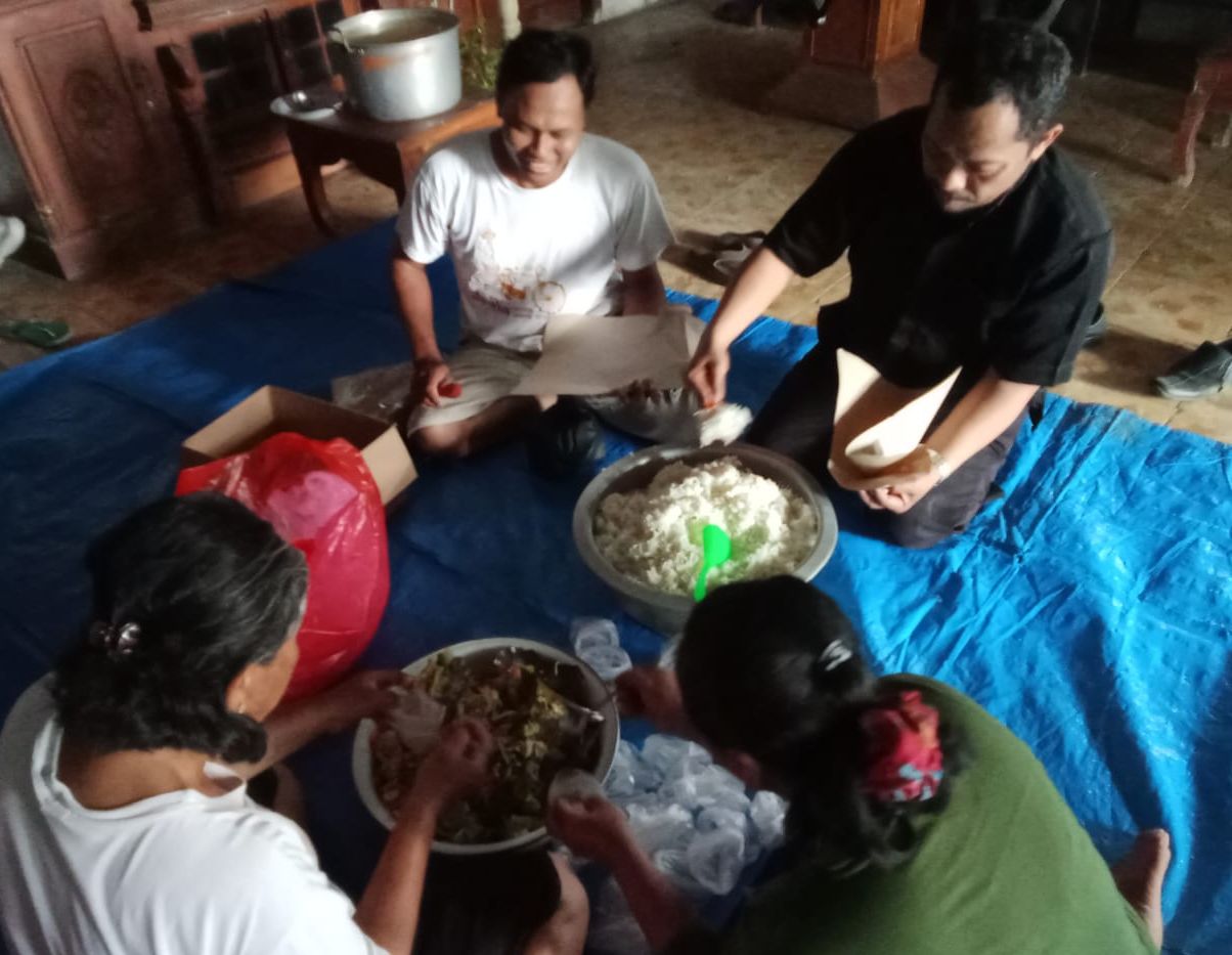 Pendeta GKJ Wolo Dony Setyawan dan jemaat gereja membungkus nasi yang akan dibagikan kepada warga banjir yang terdampak.