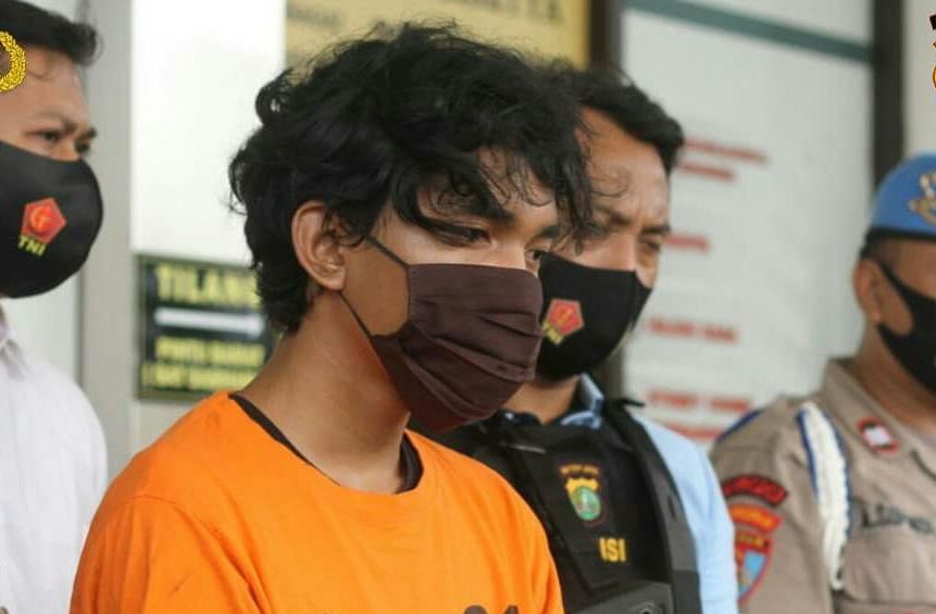 Raffi Idzamallah (19) tersangka pencurian dengan kekerasan disertai pemerkosaan di Bintaro, Pondok Aren yang diviralkan oleh korbannya setelah setahun berlalu.