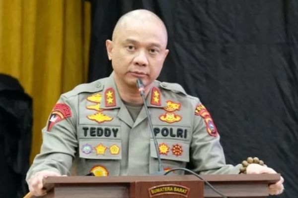 Mantan Kapolda Sumatera Utara Irjen Pol Teddy Minahasa  urung dilantik jadi Kapolda Jawa Timur menggantikan Irjen Pol  Niko Afinta.