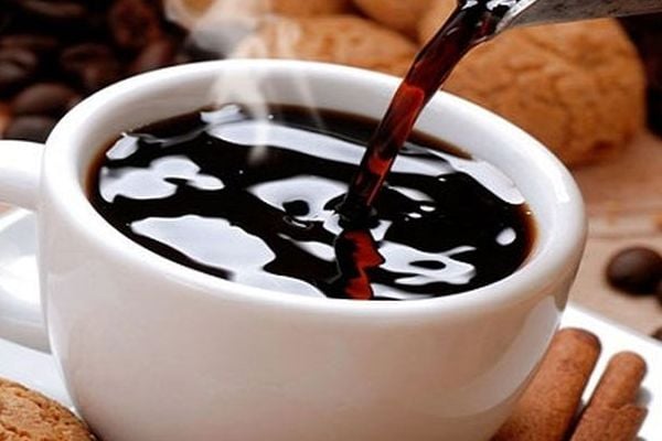 Illustrasi, secngkir kopi hitam panas; Minum Kopi Hitam 2 - 3 Cangkir Sehari Bisa Menurunkan Resiko Cedera Ginjal Hasil Studi Terbaru