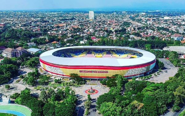 Ucapan kesedihan atas gagalnya Indonesia jadi tuan rumah Piala Dunia U-20 diekspresikan penggemar bola dengan mengirimkan karangan bunga ke Stadion Manahan Solo