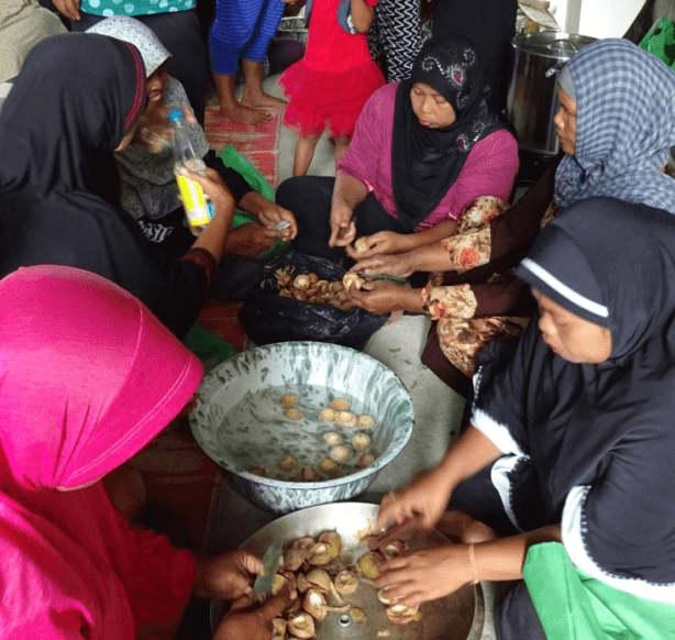 Kelompok Bayang Bungo Indah sedang memproses pengolahan buah pala. / Tommy Adam / telusuri.id