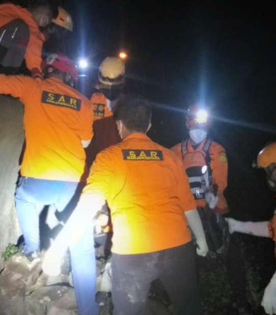 Tim SAR gabungan berhasil temukan warga Kabupaten Wonosobo  yang tenggelam di Sungai Serayu pada pukul 03.45 WIB, hari Rabu 15 Desember 2021 di Waduk Jenderal Soedirman  dalam keadaan meninggal dunia. / @basarnas_jateng