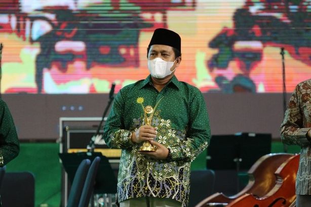 Penghargaan dari PP Muhammadiyah Untuk Dosen UMP Susanti diterima oleh Rektor UMP Dr. Jebul Suroso saat resepsi Milad ke-109 Muhammadiyah di Yogyakarta, Kamis 18 Nopember 2021. / Humas UMP