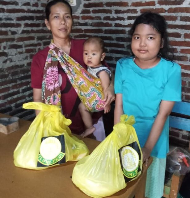 Bakti Sosial ILUNI FKUI dalam serbuan vaksinasi Covid 19 di Kabupaten Banyumas juga memberikan bantuan paket sembako kepada warga kurang mampu. / Istimewa