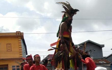 Aksi Tatung pada pawai/karnaval Cap Go Meh 2023 di Ketapang, Kalimantan Barat, minggu, 5 Februari 2023
