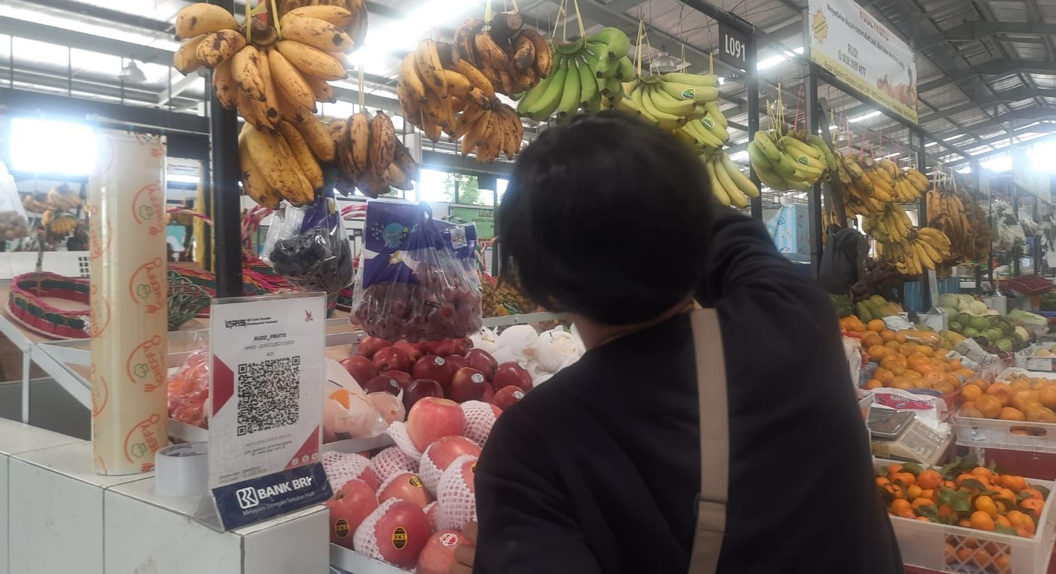 Pedagang di Pasar Sinpasa, Gedebage, Kota Bandung menggunakan QRIS BRI.