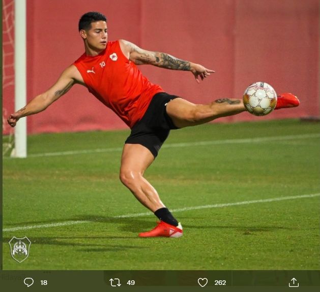 Bintang sepak bola Kolombia, James Rodriguez, menendang bola dalam sesi latihan bersama klub barunya, Al Rayyan, dan kemudian cedera lagi.