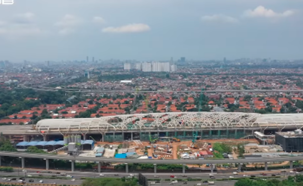 Jelang kereta cepat Bandung-Jakarta beroperasi Juli 2023, KCIC gandeng 20 perusahaan. Infrastruktur pendukung dikebut, salah satunya stasiun Kereta Cepat Halim Perdanakusuma Jakarta