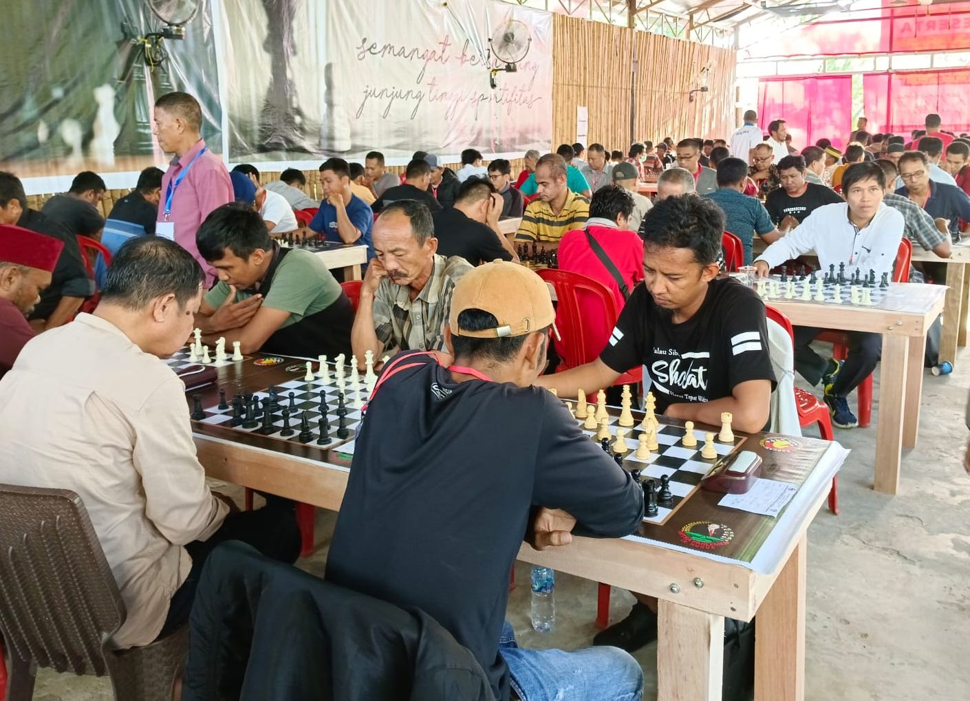 kejuaraan catur se-Sultra Mitra Parlemen Hugua Cup yang diikuti 286 peserta resmi dimulai hari ini. 
