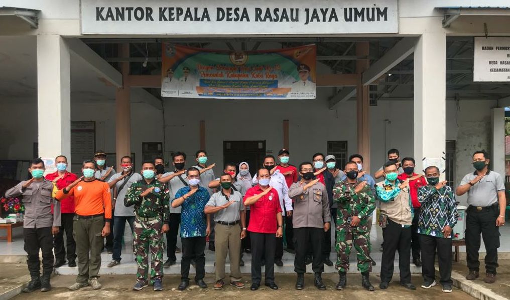 Peserta dan tamu undangan kegiatan pembinaan dan penyerahan peralatan untum MPA-P Desa Rasau Jaya Umum foto bersama