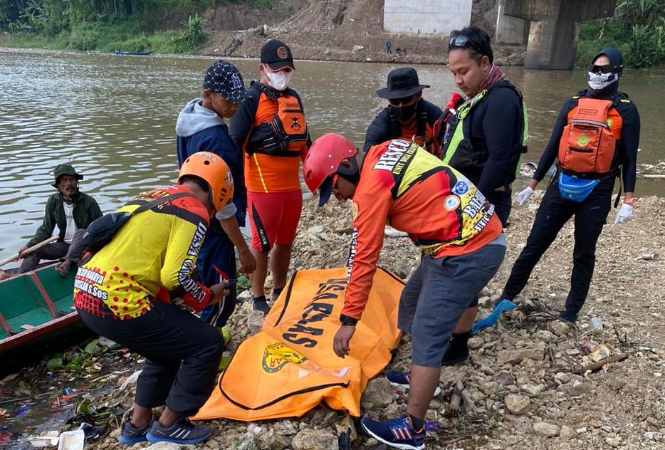 Budi Setiadi (32), warga yang dilaporkan tenggelam di Sungai Citarum, Desa Cilampeni, Kecamatan Katapang, Kabupaten Bandung ditemukan meninggal, Senin, 17 April 2023.