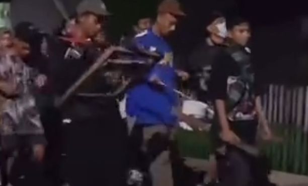 Risma Mamboro berkeliling membangunkan masyarakat sahur dengan lantunan lagu berbahasa Kaili