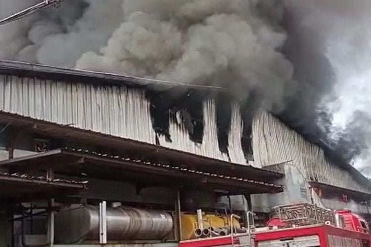 19 Unit Mobil Pemadam dan 90 Personel Dikerahkan Atasi Kebakaran Pabrik Garmen di Jakarta Barat - Pos Jakut
