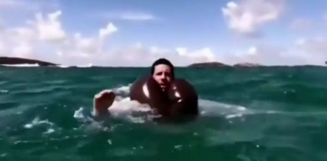 Memanfaatkan celana sebagai pelampung/ISTIMEWA