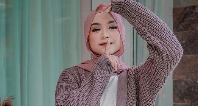 Ria Ricis jadi bulan-bulanan usai mengunggah konten dengan adsense mengenai ayah yang meninggal.