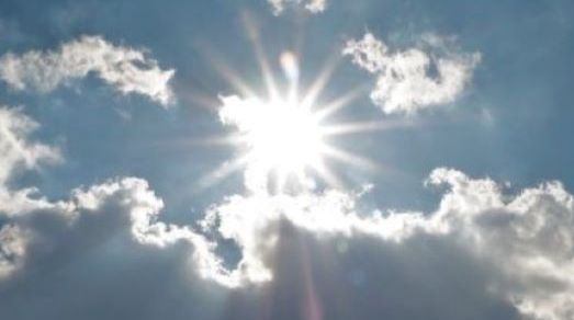 Fenomena alam Surya Penthak dimana sinar matahari terlihat sangat putih dan menyilaukan.