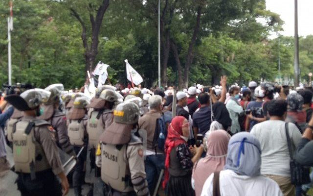 Polisi membubarkan massa aksi demonstrasi 1812 yang berkonsentrasi di Patung Kuda, Monas, Gambir, Jakarta Pusat, pada Jumat, 18 November 2020 siang.