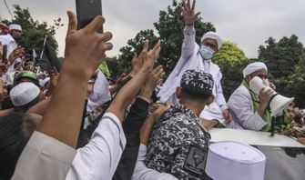 Kerumunan Massa Sambut Habib Rizieq Disoroti, Pengamat ...