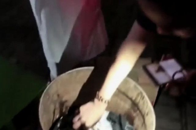 Cuplikan video candaan youtuber Ferdian Paleka, prank bantuan sampah untuk waria di Bandung.*