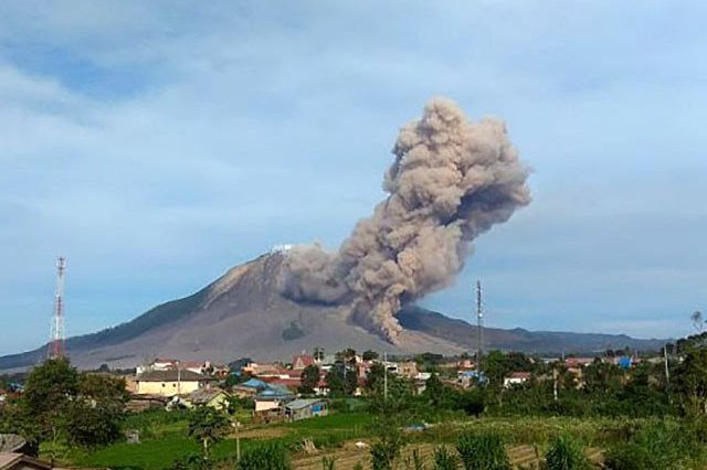 Gunung Sinabung Meletus Awan Panas Meluncur Hingga Ketinggian 2 000 Meter Pikiran Rakyat Com