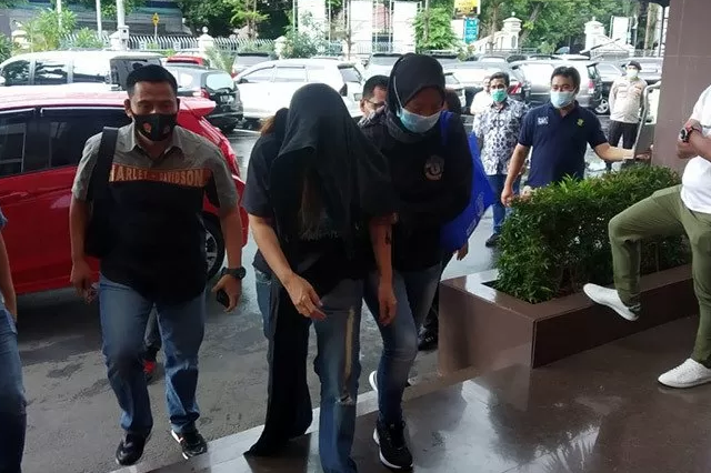 Artis Iyut Bing Slamet diamankan Satuan Reserse Narkoba Polres Jakarta Selatan terkait penyalahgunaan narkoba.