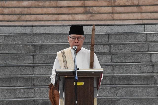 KH Hanief Ismail Lc, Rais Syuriah NU Kota Semarang, bertindak sebagai Khatib salat istisqa di MAJT Semarang
