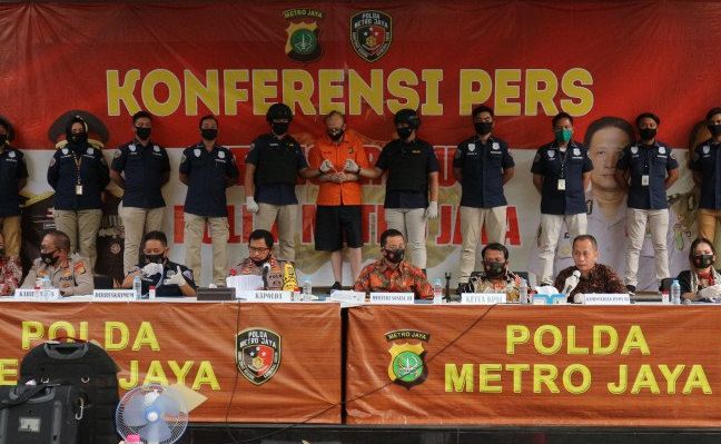 Konferensi pers pengungkapan kasus ekploitasi seksual anak dibawah umur yang dilakukan oleh warga negara asing (WNA) asal Prancis bernama Francois Abello Camille (FAC) alias Frans (65) oleh Polda Metro Jaya, Kamis 9 Juli 2020.*