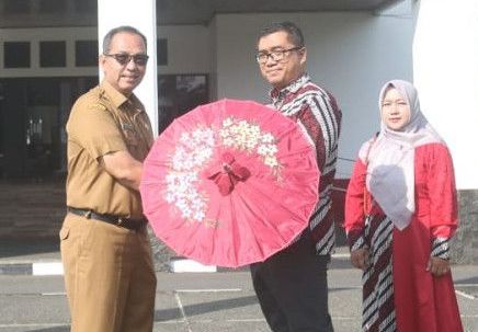  Sekretaris Daerah Pemkot Tasikmalaya Ivan Dicksan menerima produk kerajinan khas Tasikmalaya payung geulis dari perajin di Kota Tasikmalaya, Jawa Barat, Senin 16 Januari 2023.
