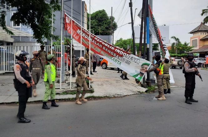  Personel TNI-Polri dan Sat Pol PP kota Surakarta amankan penertiban baliho liar di seputaran wilayah kota Surakarta