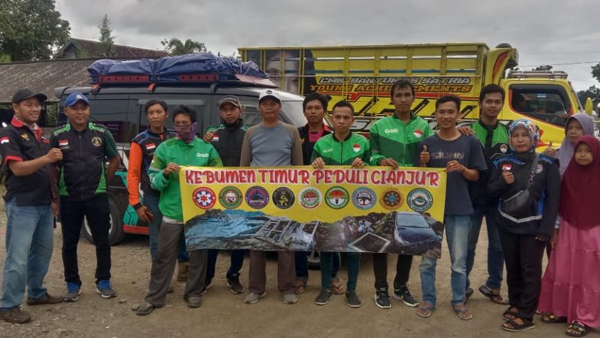 Foto Komunitas pengemudi dan Ojol Kebumen Timur sebelum keberangkatan ke Cianjur/
