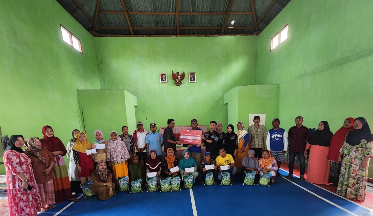 Penyerahan Bantuan Kepada Warga Desa Pulau Gersik yang Terdampak Abrasi. 