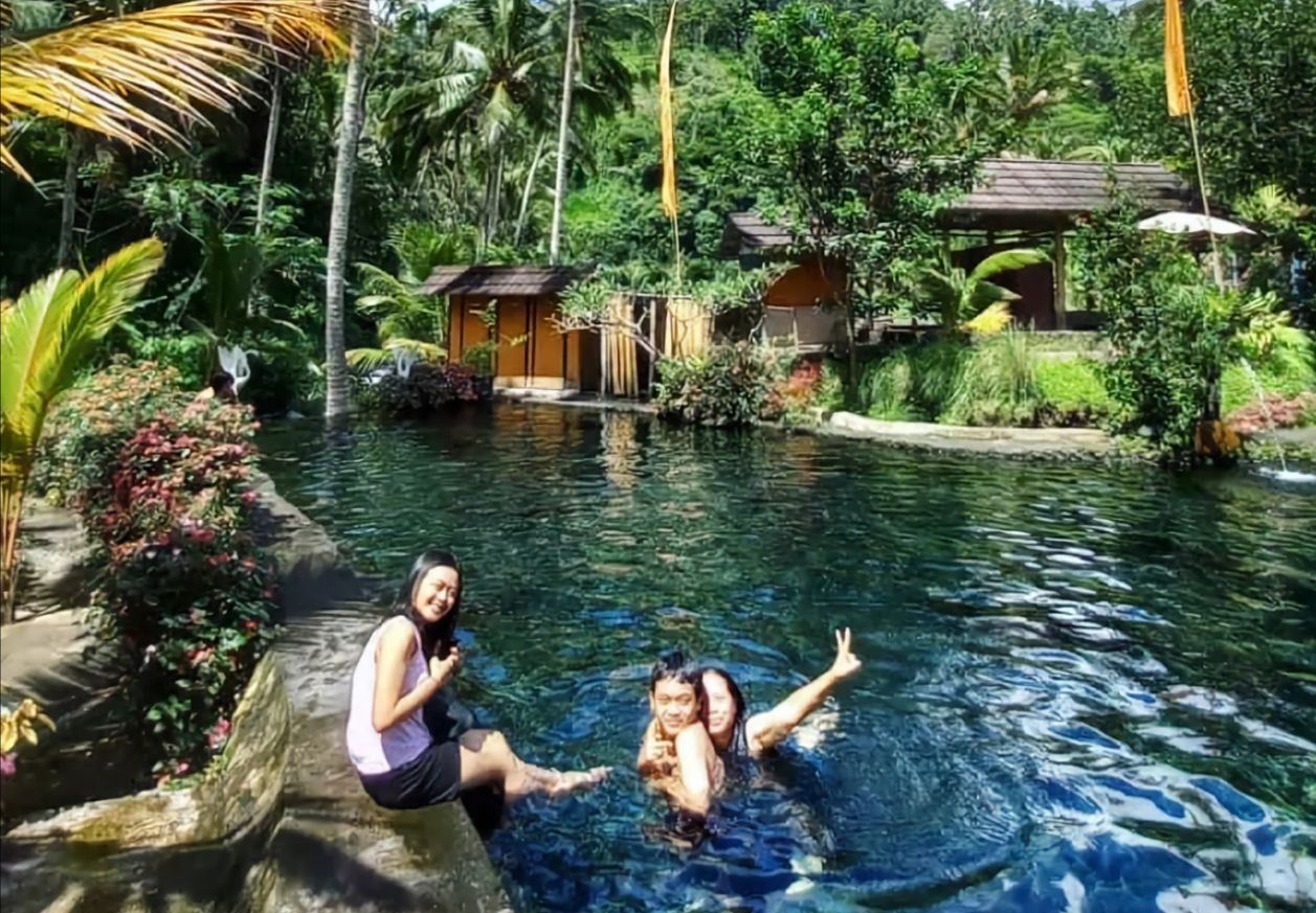 Rekomendasi tempat pemandian yang cozy di Bali Telaga Surya yang menjadi favoritnya turis mancanegara ada area camping cuma Rp 75 ribu/Instagram @telagasurya_