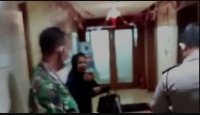Tangkapan layar wanita hendak bakar gedung kantor balaikota milik Gubernur DKI Jakarta, Anies Baswedanm