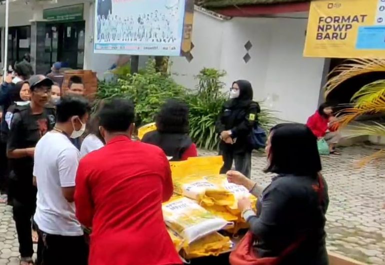 Operasi pasar di Kota Kediri yang ramai dipadati warga