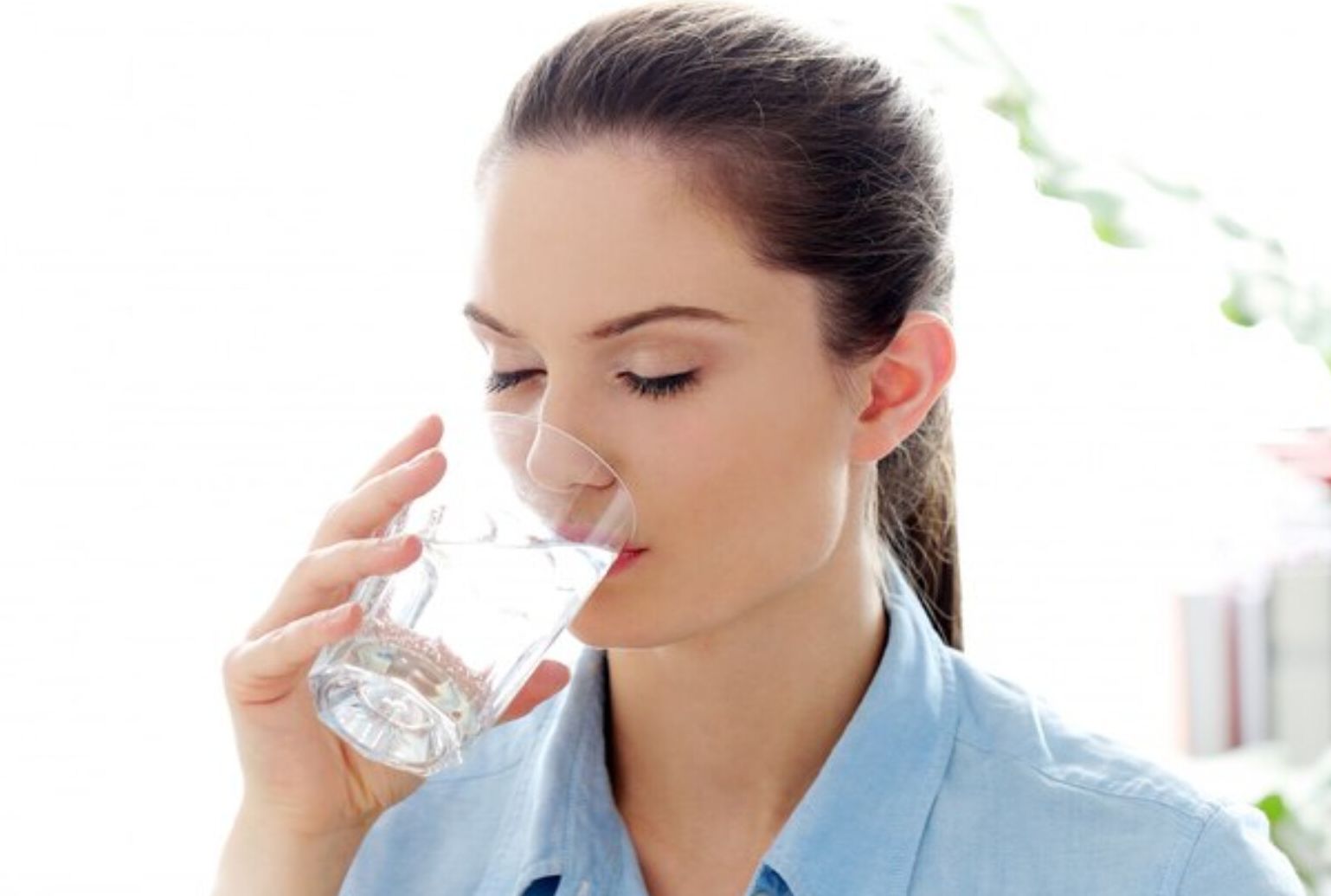 Tingkatkan Konsumsi Air Putih Ternyata Cara Ampuh Mengatasi Stres Loh. 
