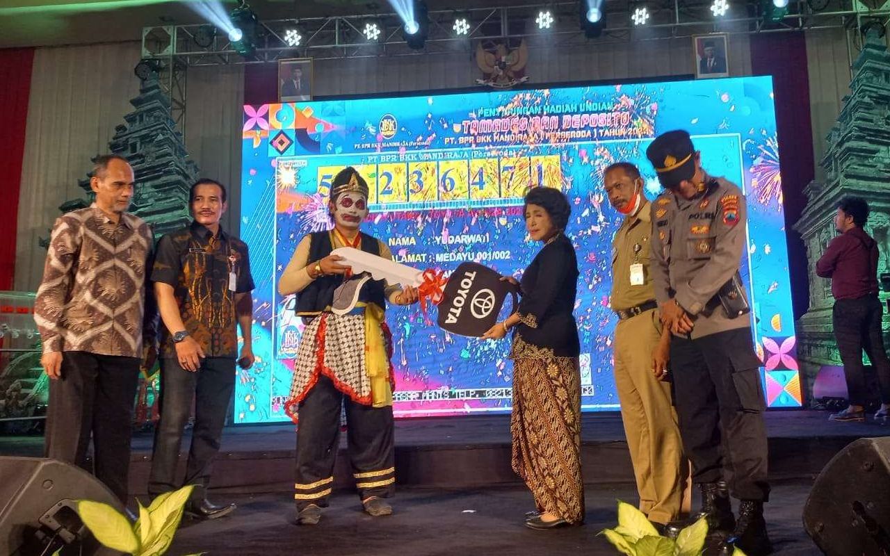 Direktur PT BPR BKK Mandiraja Persoda Sri Hayati serahkan hadiah utama berupa mobil toyota Avanza secara simbolis dalam undian Tamades dan Deposito Tahun 2022