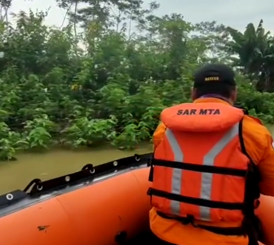Tim SAR gabungan dalam pencarian orang yang tertabrak KA Argo Wilis dan jatuh ke Sungai Tipar Kroya, Cilacap, 21 Desember 2021. / @basarnas_cilacap