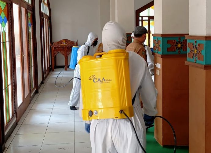 Sejumlah petugas Dinas Pertanian Kabupaten Bandung melakukan penyemprotan disinfektan di Masjid untuk mencegah penularan virus corona atau Covid-19