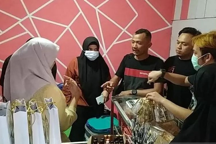 Toko Kosmetik Digerebek Polisi Usai Terciduk Jual Kosmetik Tanpa Izin Bpom 