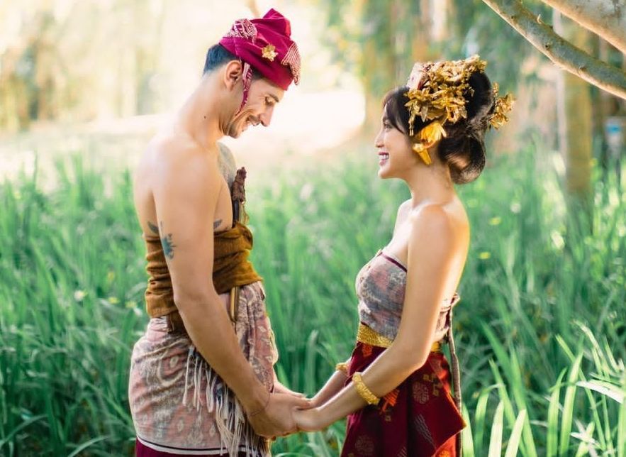 Jessica Iskandar dengan Vincent Verhaag menikah dengan nuansa Bali.