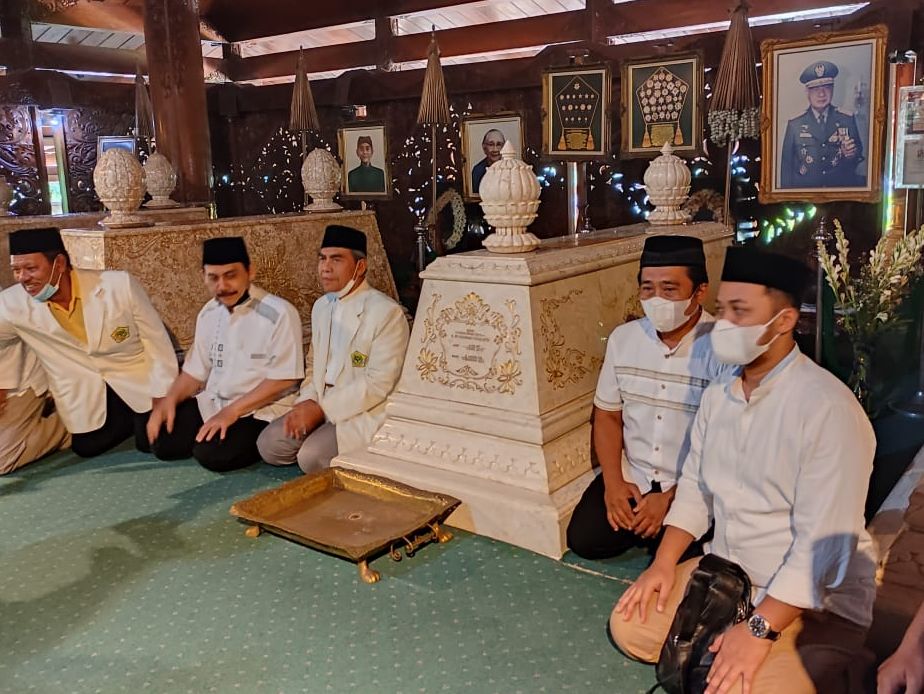 Majelis Dakwah Islamiyah (MDI) Jawa Tengah (Jateng) melaksanakan ziarah ke makam Presiden RI ke-2 Jenderal Besar HM Soeharto di Astana Giri Bangun, Matesih, Karanganyar, Surakarta pada Minggu 13 Juni 2021