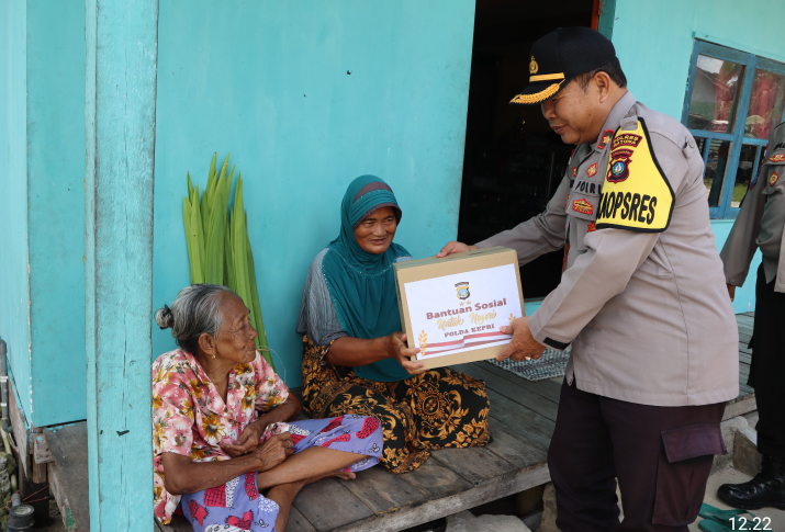 Wakapolres Natuna Kompol Feri. Afrizon saat menyerahkan paket Sembako -f/istimewa 